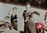 Immagine di Ragazzi tedesco Berlino Germania, 1945, secondo 22 filmato di repertorio 65675043971