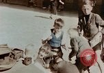 Immagine di Ragazzi tedesco Berlino Germania, 1945, secondo 25 filmato di repertorio 65675043971