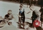 Immagine di Ragazzi tedesco Berlino Germania, 1945, secondo 26 filmato di repertorio 65675043971