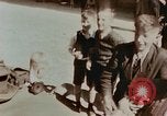 Immagine di Ragazzi tedesco Berlino Germania, 1945, secondo 27 filmato di repertorio 65675043971