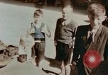 Immagine di Ragazzi tedesco Berlino Germania, 1945, secondo 28 filmato di repertorio 65675043971
