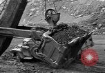 Standbild Kohle Bergbau Alberta British Columbia Kanada, 1940, aus Sekunde 42 historischem Filmmaterial Videoclip 65675044027