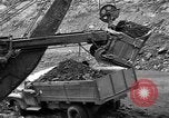 Standbild Kohle Bergbau Alberta British Columbia Kanada, 1940, aus Sekunde 44 historischem Filmmaterial Videoclip 65675044027