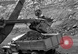 Standbild Kohle Bergbau Alberta British Columbia Kanada, 1940, aus Sekunde 46 historischem Filmmaterial Videoclip 65675044027