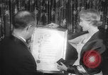 Standbild Clare Booth Luce Philadelphia Pennsylvania USA, 1955, aus Sekunde 6 historischem Filmmaterial Videoclip 65675044046