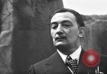 Immagine di Salvador Dali Parigi Francia, 1955, secondo 13 filmato di repertorio 65675044048
