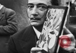 Immagine di Salvador Dali Parigi Francia, 1955, secondo 49 filmato di repertorio 65675044048