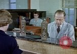 Immagine di Il popolo della Banca nazionale New Jersey USA, 1962, secondo 9 filmato di repertorio 65675044151