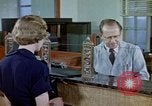 Immagine di Il popolo della Banca nazionale New Jersey USA, 1962, secondo 12 filmato di repertorio 65675044151