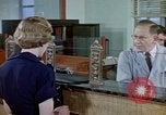 Immagine di Il popolo della Banca nazionale New Jersey USA, 1962, secondo 14 filmato di repertorio 65675044151