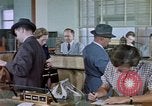 Immagine di Il popolo della Banca nazionale New Jersey USA, 1962, secondo 16 filmato di repertorio 65675044151