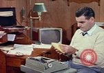 Standbild fahrlässiges Rauchen United States USA, 1962, aus Sekunde 13 historischem Filmmaterial Videoclip 65675044152
