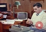 Standbild fahrlässiges Rauchen United States USA, 1962, aus Sekunde 14 historischem Filmmaterial Videoclip 65675044152