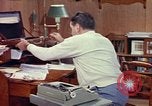 Standbild fahrlässiges Rauchen United States USA, 1962, aus Sekunde 18 historischem Filmmaterial Videoclip 65675044152