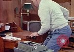 Standbild fahrlässiges Rauchen United States USA, 1962, aus Sekunde 21 historischem Filmmaterial Videoclip 65675044152