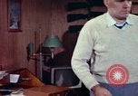 Standbild fahrlässiges Rauchen United States USA, 1962, aus Sekunde 26 historischem Filmmaterial Videoclip 65675044152