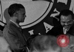 Standbild Bürgermeister Stokes ernennt General Davis Cleveland Ohio USA, 1970, aus Sekunde 1 historischem Filmmaterial Videoclip 65675044197
