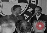 Standbild Bürgermeister Stokes ernennt General Davis Cleveland Ohio USA, 1970, aus Sekunde 4 historischem Filmmaterial Videoclip 65675044197