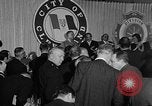 Standbild Bürgermeister Stokes ernennt General Davis Cleveland Ohio USA, 1970, aus Sekunde 7 historischem Filmmaterial Videoclip 65675044197