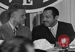 Standbild Bürgermeister Stokes ernennt General Davis Cleveland Ohio USA, 1970, aus Sekunde 17 historischem Filmmaterial Videoclip 65675044197