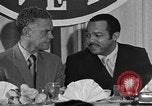 Standbild Bürgermeister Stokes ernennt General Davis Cleveland Ohio USA, 1970, aus Sekunde 19 historischem Filmmaterial Videoclip 65675044197