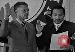 Standbild Bürgermeister Stokes ernennt General Davis Cleveland Ohio USA, 1970, aus Sekunde 25 historischem Filmmaterial Videoclip 65675044197