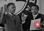 Standbild Bürgermeister Stokes ernennt General Davis Cleveland Ohio USA, 1970, aus Sekunde 29 historischem Filmmaterial Videoclip 65675044197