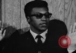 Standbild Bürgermeister Stokes ernennt General Davis Cleveland Ohio USA, 1970, aus Sekunde 43 historischem Filmmaterial Videoclip 65675044197