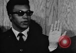 Standbild Bürgermeister Stokes ernennt General Davis Cleveland Ohio USA, 1970, aus Sekunde 44 historischem Filmmaterial Videoclip 65675044197