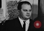 Standbild Bürgermeister Stokes ernennt General Davis Cleveland Ohio USA, 1970, aus Sekunde 55 historischem Filmmaterial Videoclip 65675044197