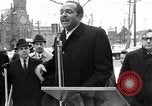 Standbild Bürgermeister Stokes ernennt General Davis Cleveland Ohio USA, 1970, aus Sekunde 62 historischem Filmmaterial Videoclip 65675044197