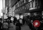 Immagine di I diritti civili manifestazione contro FW Woolworth memorizza New York City USA, 1962, secondo 3 filmato di repertorio 65675044239