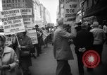 Immagine di I diritti civili manifestazione contro FW Woolworth memorizza New York City USA, 1962, secondo 10 filmato di repertorio 65675044239