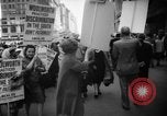 Immagine di I diritti civili manifestazione contro FW Woolworth memorizza New York City USA, 1962, secondo 13 filmato di repertorio 65675044239