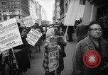 Immagine di I diritti civili manifestazione contro FW Woolworth memorizza New York City USA, 1962, secondo 16 filmato di repertorio 65675044239