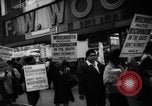 Immagine di I diritti civili manifestazione contro FW Woolworth memorizza New York City USA, 1962, secondo 17 filmato di repertorio 65675044239