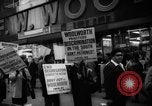 Immagine di I diritti civili manifestazione contro FW Woolworth memorizza New York City USA, 1962, secondo 19 filmato di repertorio 65675044239