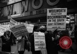 Immagine di I diritti civili manifestazione contro FW Woolworth memorizza New York City USA, 1962, secondo 21 filmato di repertorio 65675044239