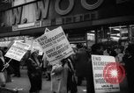 Immagine di I diritti civili manifestazione contro FW Woolworth memorizza New York City USA, 1962, secondo 23 filmato di repertorio 65675044239