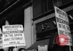 Immagine di I diritti civili manifestazione contro FW Woolworth memorizza New York City USA, 1962, secondo 25 filmato di repertorio 65675044239