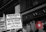 Immagine di I diritti civili manifestazione contro FW Woolworth memorizza New York City USA, 1962, secondo 26 filmato di repertorio 65675044239