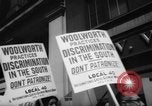 Immagine di I diritti civili manifestazione contro FW Woolworth memorizza New York City USA, 1962, secondo 28 filmato di repertorio 65675044239