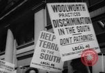 Immagine di I diritti civili manifestazione contro FW Woolworth memorizza New York City USA, 1962, secondo 30 filmato di repertorio 65675044239