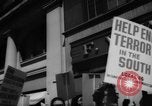 Immagine di I diritti civili manifestazione contro FW Woolworth memorizza New York City USA, 1962, secondo 32 filmato di repertorio 65675044239