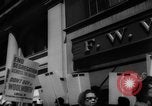 Immagine di I diritti civili manifestazione contro FW Woolworth memorizza New York City USA, 1962, secondo 33 filmato di repertorio 65675044239