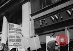 Immagine di I diritti civili manifestazione contro FW Woolworth memorizza New York City USA, 1962, secondo 34 filmato di repertorio 65675044239