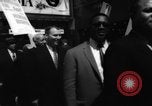 Immagine di I diritti civili manifestazione contro FW Woolworth memorizza New York City USA, 1962, secondo 45 filmato di repertorio 65675044239
