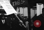 Immagine di I diritti civili manifestazione contro FW Woolworth memorizza New York City USA, 1962, secondo 53 filmato di repertorio 65675044239