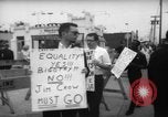 Immagine di I dimostranti New York City USA, 1962, secondo 30 filmato di repertorio 65675044240