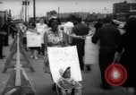 Immagine di I dimostranti New York City USA, 1962, secondo 35 filmato di repertorio 65675044240